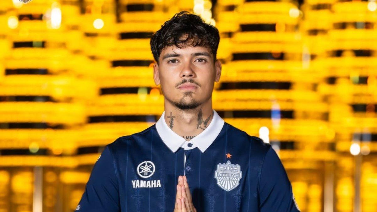 PROFIL PEMAIN - Sosok Shayne Pattynama saat diperkenalkan mengenakan jersey Buriram United, Senin (8/7/2025).