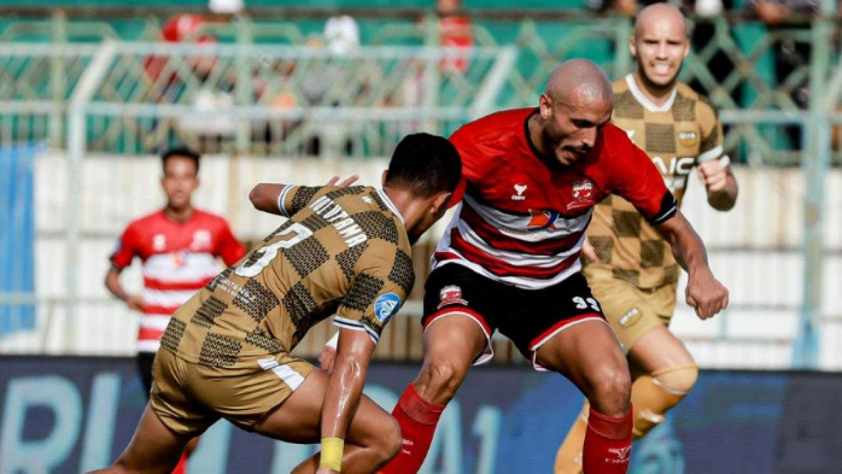 Striker Madura United, Youssef Ezzejjari mendapat kawalan dari pemain Dewa United pada laga pekan 23 Liga 1 2024/2025 di Stadion Gelora Bangkalan, Madura, Sabtu (15/2/2025).