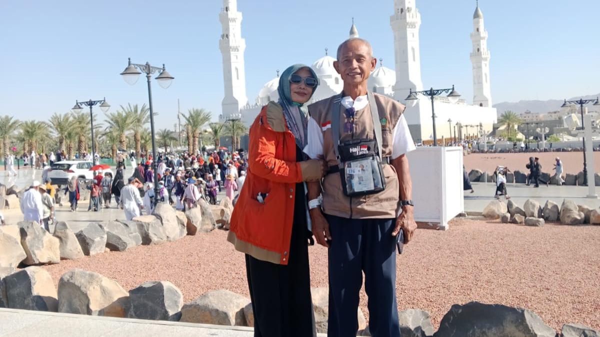 POTRET KEBERSAMAAN - Momen kebersamaan ayah dan anak sulungnya, Temon dan Triyem saat menunaikan ibadah haji di tanah suci Makkah.