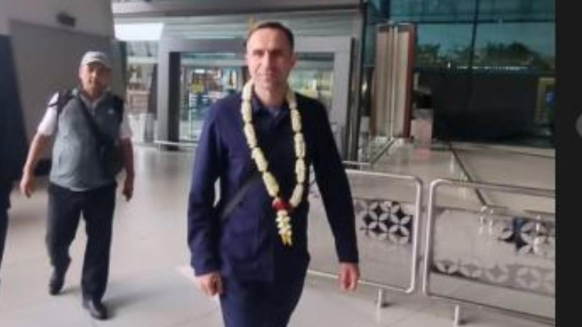 SOSOK TIMUR KAPADZE - Mantan pelatih Timnas Uzbekistan, Timur Kapadze telah tiba di Indonesia, Jumat (21/11/2025).