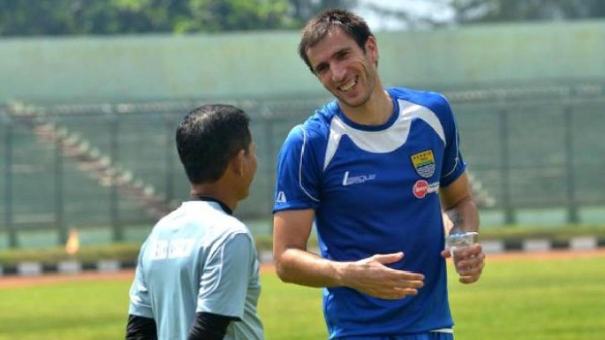 PERSIB BANDUNG - Eks Persib Bandung, Vladimir Vujovic berdiskusi dengan mantan pelatihnya, Djadjang Nurdjaman. Vladimir Vujovic saat ini ditunjuk menjadi caretaker raksasa Liga Thailand, BG Pathum United.