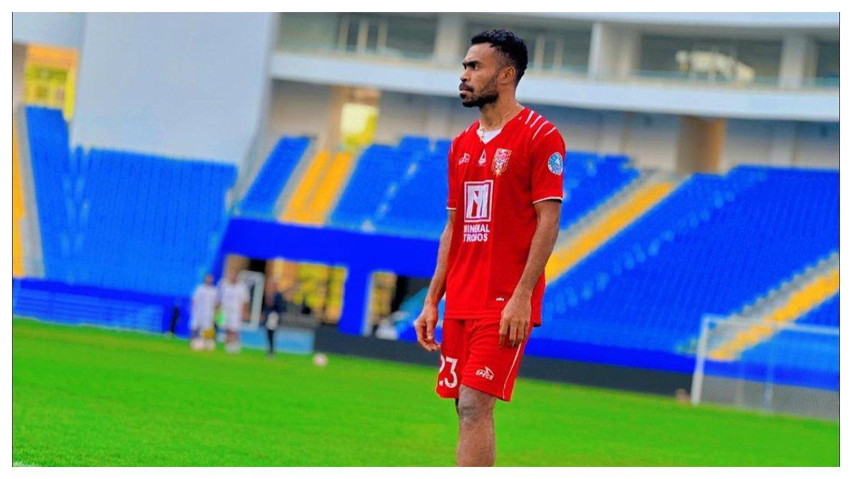 Potret Yance Sayuri berseragam jersey Malut United, Yance Sayuri sang bintang dewa bek Malut United yang ganggu Persija dan Persib, untuk klasemen sementara Liga 1 2024.