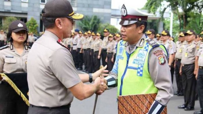 Dicakar dan Dimaki, Polisi Ini Malah Mendapat Umrah Gratis!