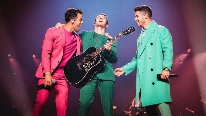 Lirik Lagu dan Terjemahan 'Sucker' - Jonas Brothers, 'Say the Word and I'll Go Anywhere Blindly'