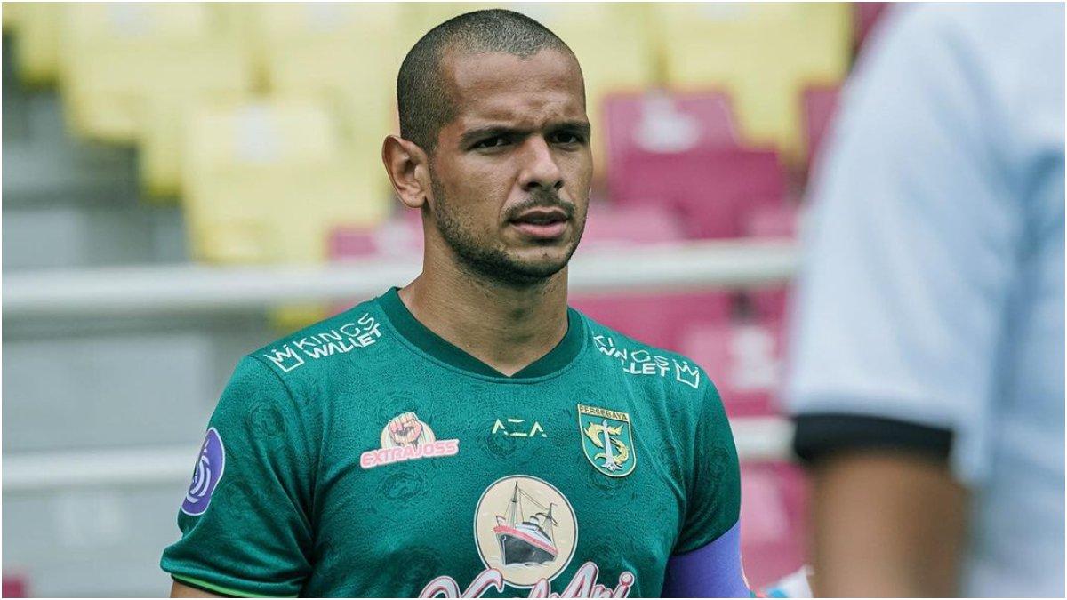 Potret bek subur milik Persebaya Surabaya di Liga 1 2022 asal Brasil, Leo Lelis.