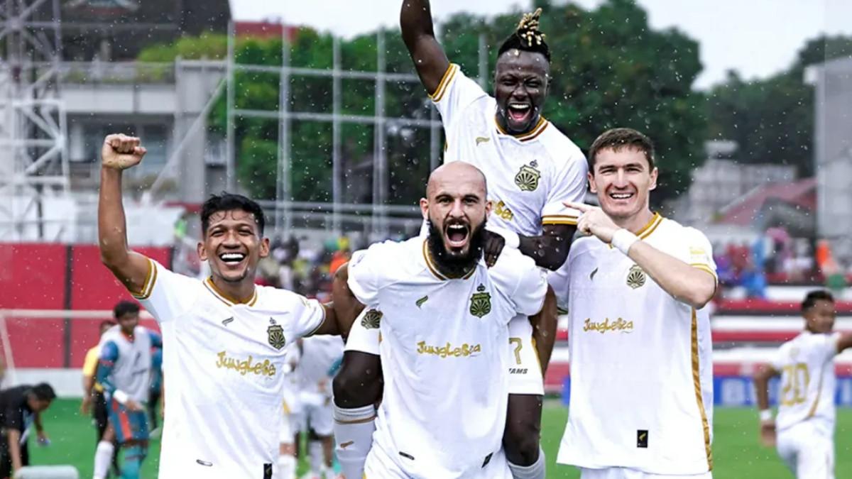 MALUT UNITED VS BHAYANGKARA FC - Para pemain Bhayangkara FC berselebrasi setelah menjebol gawang Malut United dalam lanjutan pekan ke-19 Super League 2025/2026 di Stadion Kie Raha, Ternate pada Sabtu, 31 Januari 2026.