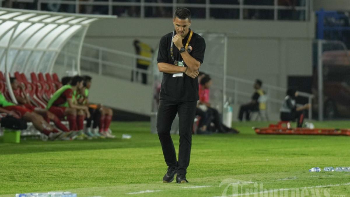 INDONESIA SUPER LEAGUE - Carlos Pena, sewaktu melatih Persija Jakarta tengah, sedang tertegun di pinggir lapangan dalam pertandingan semifinal Piala Presiden 2024 di Stadion Manahan, Solo, Selasa 30 Juli 2024 malam Waktu Indonesia Barat. Carlos Pena tengah mencatatkan tren positif bersama Persita Tangerang di Super League 2025/2026.