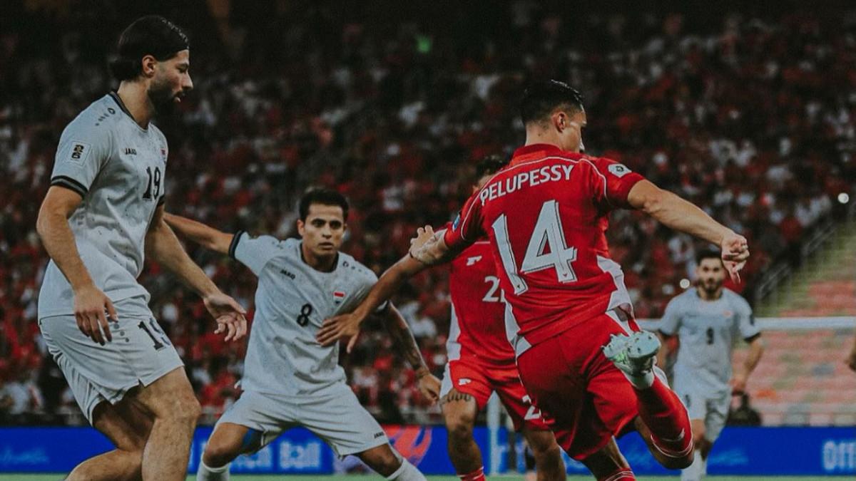 KUALIFIKASI PIALA DUNIA 2026 ZONA ASIA - KUALIFIKASI PIALA DUNIA 2026 ZONA ASIA - Aksi penggawa Timnas Indonesia, Dean James kala melewati halauan pemain Irak dalam laga lanjutan putaran keempat kualifikasi Piala Dunia 2026 Zona Asia di Stadion King Abdullah City Sports, Arab Saudi pada Minggu, 12 Oktober 2025 pukul 02.30 WIB. dalam laga lanjutan putaran keempat kualifikasi Piala Dunia 2026 Zona Asia di Stadion King Abdullah City Sports, Arab Saudi pada Minggu, 12 Oktober 2025 pukul 02.30 WIB.