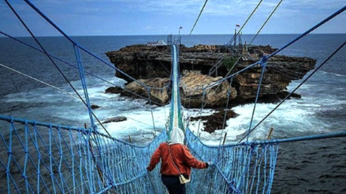 GONDOLA-Gambar aktivitas wisatawan di Gondola dan Jembatan Gantung Pantai Timang, Yogyakarta,