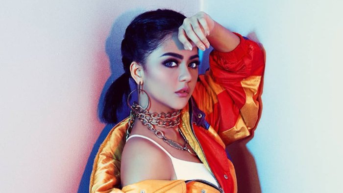Gaya Cantik Jenita Janet saat Jalani Pemotretan Tanpa Rambut Palsunya, Mana Favoritmu?