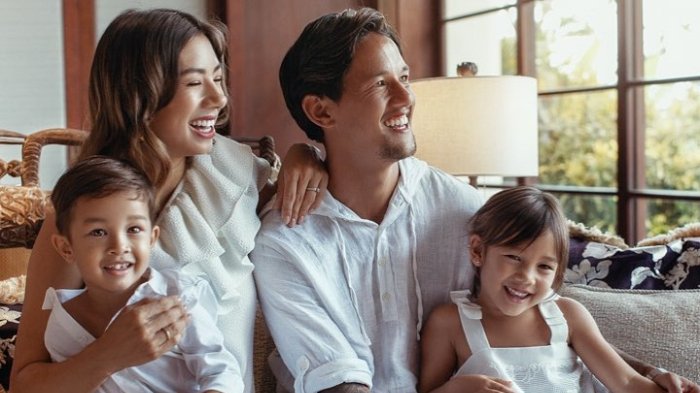 Cinta dengan Budaya Bali, Begini Lucunya Putri Jennifer dan Irfan Bachdim Nyanyi Lagu Tradisional