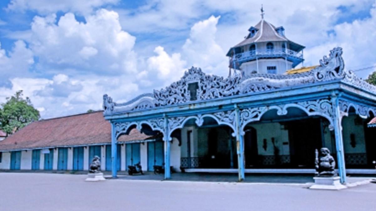 KRATON SURAKARTA-Gambar kraton Surakarta sebagai sektor pariwista yang diminati,diakses diakses pada disnakerja.com,Senin (20/10/25).Perbandingan UMK di Solo Raya 2025: Siapa yang Tertinggi?Karanganyar atau Surakarta.