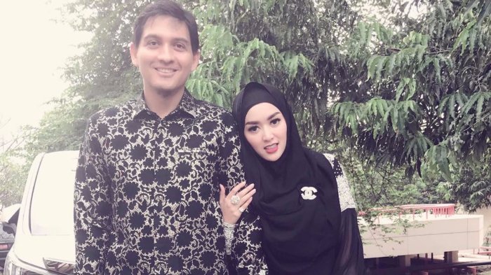 Ibunda Lucky Hakim Meninggal, Tiara Dewi Minta Maaf