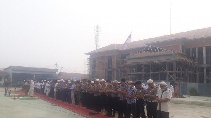 Gunakan Masker, Masyarakat Tanjab Barat Jambi Gelar Salat Istisqa, Minta Hujan di Tengah Kemarau
