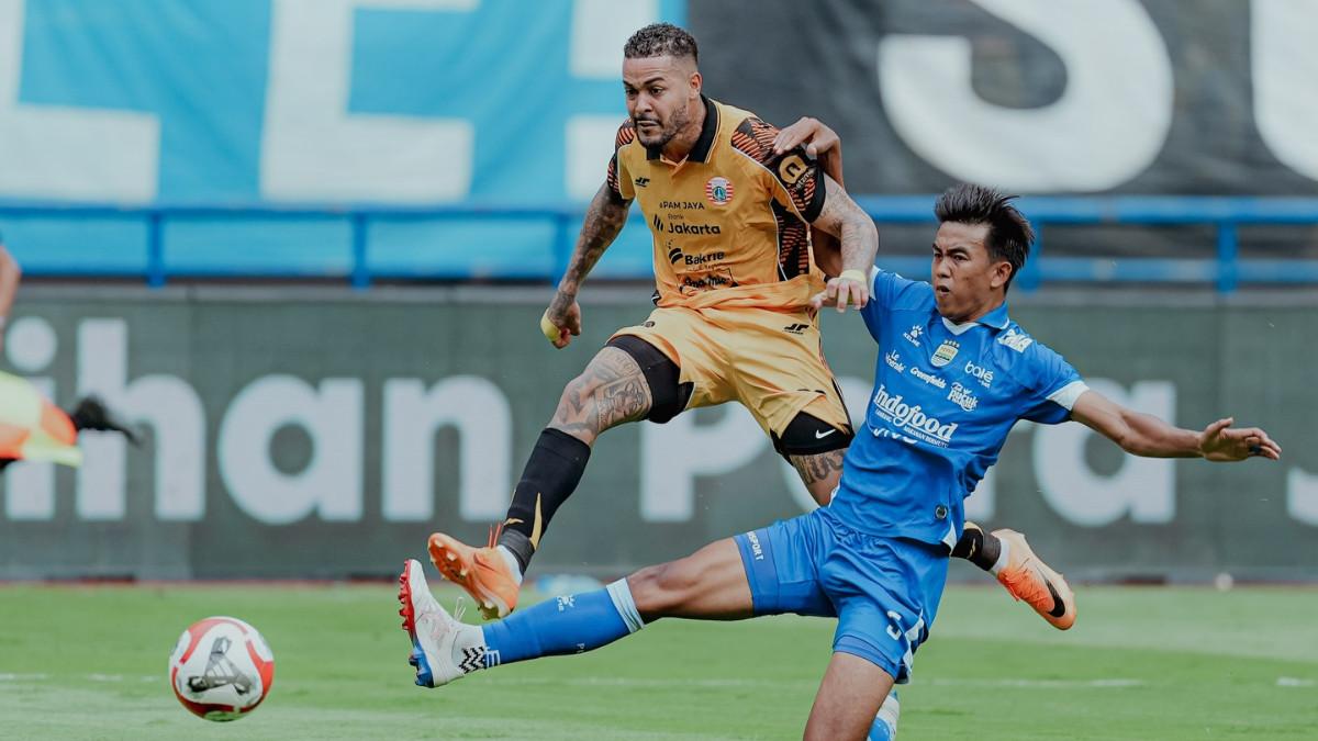 BURSA TRANSFER SUPER LEAGUE - Maxwell Souza, penyerang asing Persija Jakarta saat berduel dengan bek Persib Bandung, Kakang Rudianto dalam gelaran Super League 2025/2026 di Stadion Gelora Bandung Lautan Api, Bandung, Jawa Barat, 11 Januari 2026.