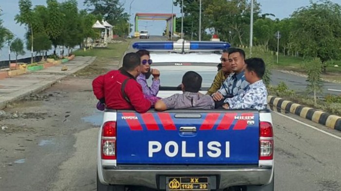 Tiba-tiba Saja Menteri Susi Keluar Hotel, Lalu Naik di Bak Mobil Pikap Keliling Kolaka