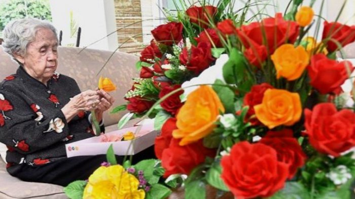 Bunga Kertas Tanda Cinta Nenek 95 Tahun kepada Anak Autis Bernilai Ratusan Juta Rupiah!