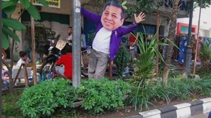 Warga Solo Digegerkan Sosok Setya Novanto Memeluk Tiang Listrik Saat Car Free Day