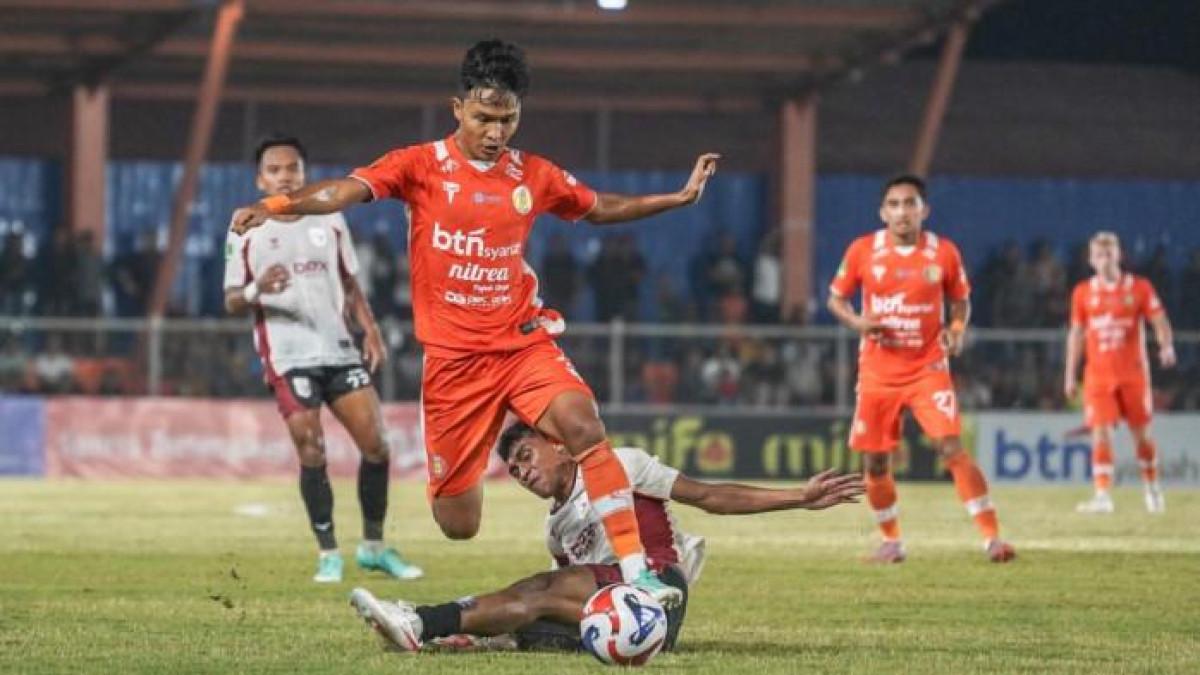 CHAMPIONSHIP 2025/2026 - Pemain Persiraja Banda Aceh berebut bola dengan pemain Garudayaksa FC dalam laga Pegadaian Championship Musim 2025-2026 yang digelar di Stadion H. Dimurthala Lampineung, Banda Aceh, Minggu (5/10/2025) malam.