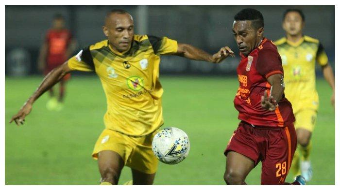 Rony Beroperay (kiri) bermain untuk Barito Putera.