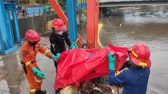 Petugas Pintu Air Manggarai Temukan Mayat Pria Tanpa Identitas, Badan Korban Tertumpuk Sampah