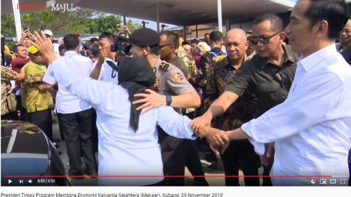 Tangan Presiden Jokowi Ditarik Seorang Ibu saat Lakukan Kunjungan Kerja di Subang, Mengapa?