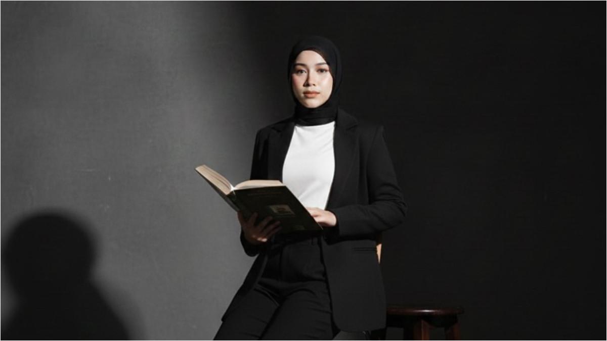PROMPT GEMINI AI- Inilah 3 prompt Gemini AI tema Studio Dark yang bisa ubah foto kamu jadi menawan dan elegan. Dibuat oleh Tribunwow.com dengan bantuan Gemini AI, diakses pada Jumat (5/12/2025).