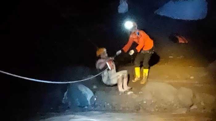 Detik-detik Dramatis Penyelamatan 2 Warga yang 12 Jam Terjebak Banjir Lahar Gunung Semeru