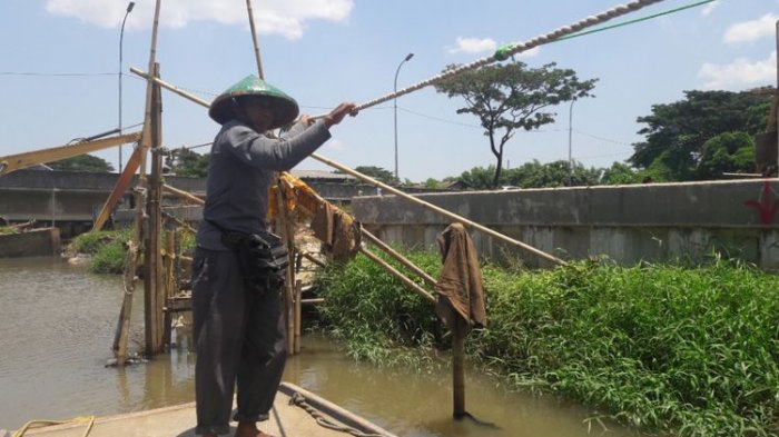 Menjadi Penarik Perahu Eretan, Safei Bisa Sekolahkan Anak sementara Wandi Tak Punya Tempat Tinggal