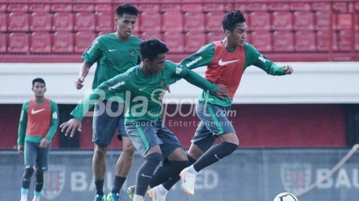 Septian David Maulana (kanan) saat latihan bersama Timnas Indonesia.