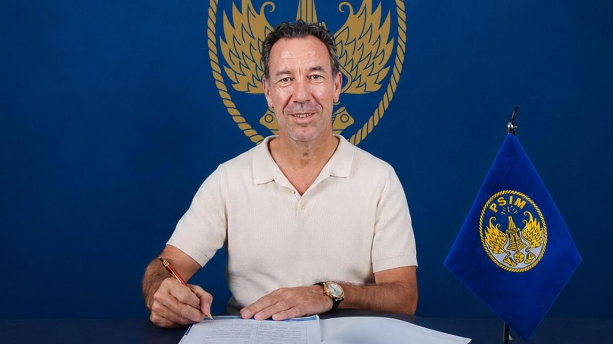 BURSA TRANSFER PSIM YOGYAKARTA - Potret Jean Paul van Gastel ketika melakukan perpanjangan kontrak di PSIM Yogyakarta.
