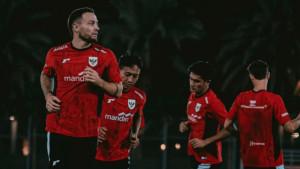 2-pemain-Persib-Bandung-Marc-Klok-depan-dan-Beckham-Putra-2-dari-kiri.jpg