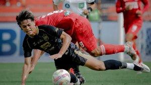 Aksi-pemain-PSIS-Semarang-Alfeandra-Dewangga-berduel-dengan-pemain-Semen-Padang.jpg