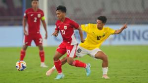 Arkhan-Fikri-berebut-bola-dengan-pemain-Brunei-Darussalam.jpg