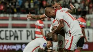Ciro-Alves-bersama-David-da-Silva-dan-Tyronne-del-Pino-setelah-mencetak-gol-ke-gawang-Madura-United.jpg