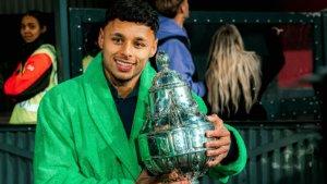 Dean-James-memegangi-trofi-juara-KNVB.jpg