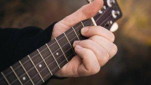 ILUSTRASI-BERMAIN-GITAR-ilustrasi-chord-gitar.jpg