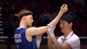 KOREA-OPEN-2025-Anders-Antonsen-berdarah-darah-saat-lawan-Jojo-d.jpg