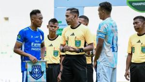 Kapten-Adhyaksa-FC-Dedi-Hartono-dan-kapten-PSPS-Pekanbaru.jpg