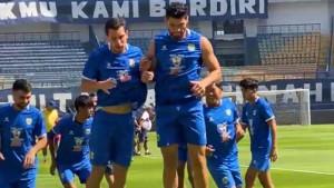 LATIHAN-Gelandang-Persib-Bandung-Thom-Haye-dalam-sesi-latihan.jpg