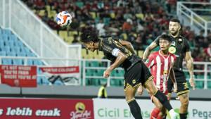 Momen-kapten-Barito-Putera-melakukan-sundulan-ke-gawang-Deltras-FC.jpg