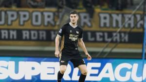 Nick-Kuipers-memakai-jersey-Dewa-United.jpg