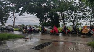 PRAKIRAAN-CUACA-Foto-pengendara-motor-dan-mobil-saat-melintas-di-bawah-guyuran-hujan.jpg