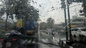 PRAKIRAAN-CUACA-Foto-pengendara-saat-hujan.jpg