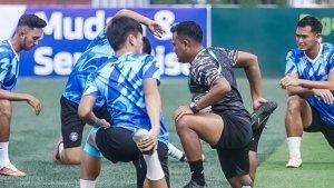 Para-pemain-Sulut-United-melakukan-pemanasan-jelang-melawan-Persipa-Pati.jpg