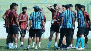 Pelatih-Arema-FC-Fernando-Valente-memberikan-instruksi-kepada-anak-asuhnya.jpg