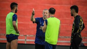 Pelatih-Semen-Padang-Dejan-Antonic-ketika-mempin-sesi-latihan.jpg