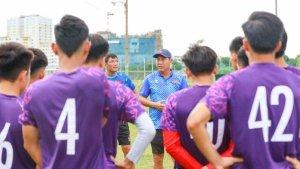 Pelatih-Vietnam-Hua-Hien-Vinh-memberikan-arahan-tim-U-19.jpg