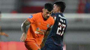 Pemain-Borneo-FC-Stefano-Lilipaly-berduel-dengan-striker-Arema-FC-Dedik-Setiawan.jpg