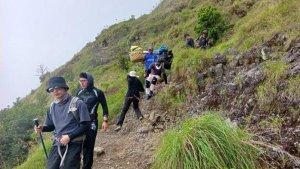 Sejumlah-pendaki-saat-menuruni-jalur-menuju-Danau-Segara-Anak.jpg